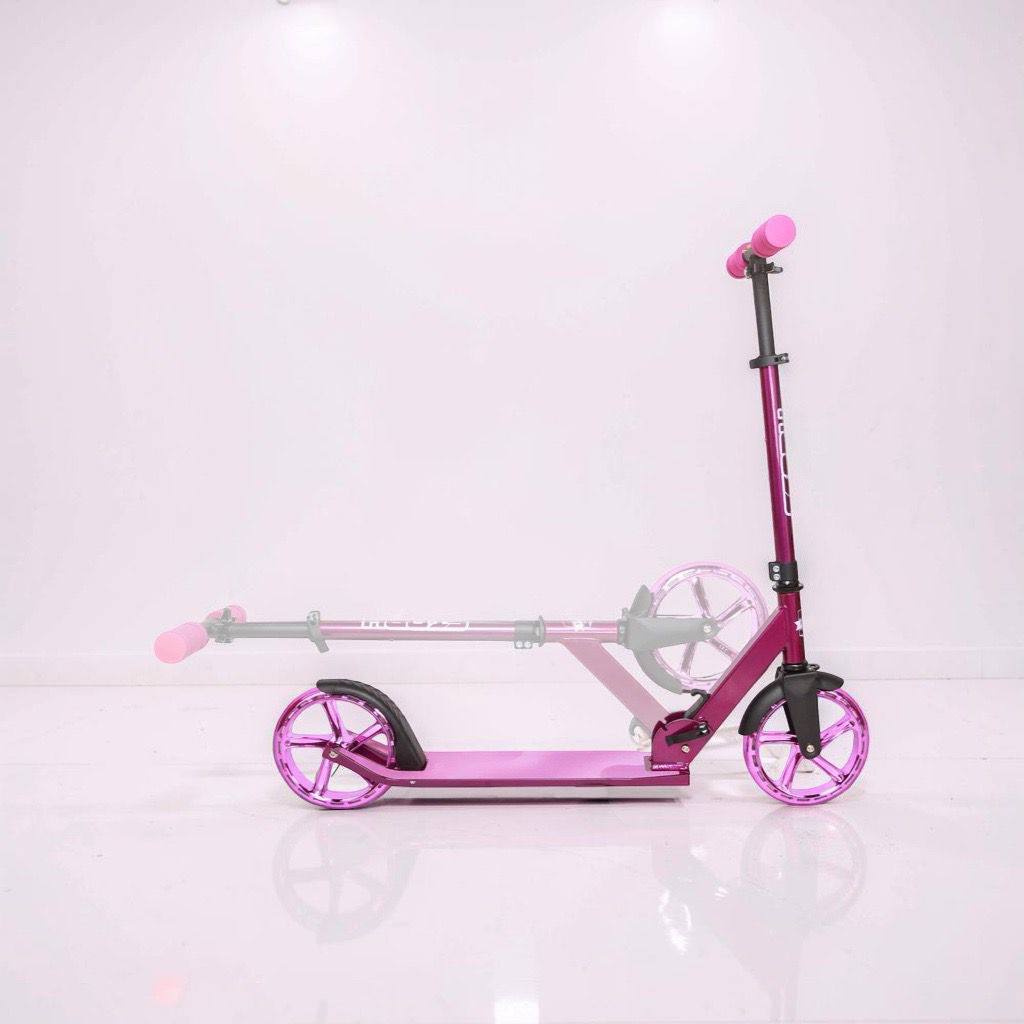 Skládací koloběžka Story Urban GO! Glitter pink lifestyle 2